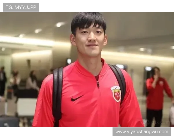 颜骏凌追星成功与偶像范德萨互换球衣国足门将服成温情焦点